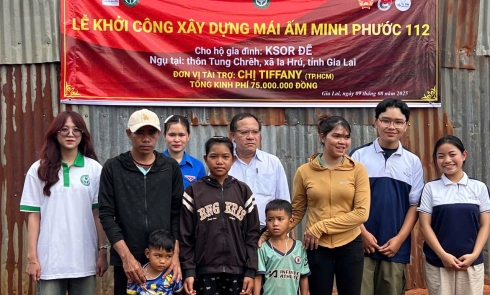 Hơn 644 suất quà đồng hành cùng người dân, thanh thiếu nhi khó khăn tại xã Ia Hrú