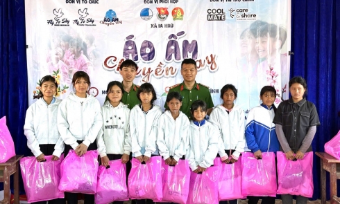 Áo ấm chuyền tay – Sẻ chia hơi ấm tại xã Ia Hrú