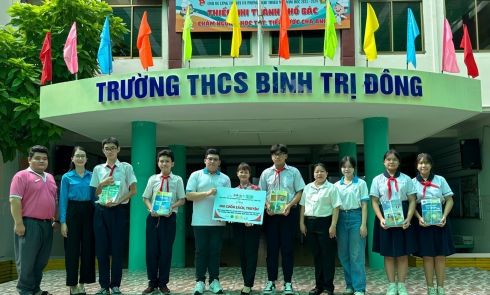 Tặng 500 cuốn sách đồng hành cùng Trường THCS Bình Trị Đông, quận Bình Tân