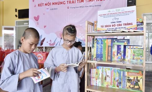 Nhóm từ thiện Fly To Sky trao tặng Tủ sách Bồ câu trắng hỗ trợ phát triển văn hóa đọc, đồng hành cùng trẻ mồ côi tại Trung tâm Nhân đạo Hồng Quang
