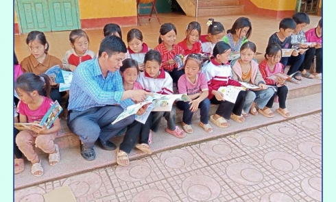 Mang sách đến Trường PTDTBT Tiểu học Nậm vì, Xã Nậm vì, Huyện Mường Nhé, tỉnh Điện Biên