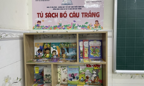 Trao tặng 10 Tủ sách Bồ câu trắng tại Trường Tiểu học Phạm Văn Hai (huyện Bình Chánh, TP. Hồ Chí Minh)