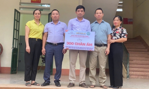 Dự án Quà chia sẻ tặng 300 chăn ấm cho các em học sinh bán trú tại vùng chịu ảnh hưởng bởi bão, lũ, sạt lở đất Bảo Yên, Lào Cai