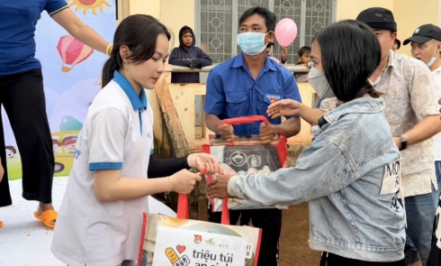 Trao Túi quà an sinh tại Ngày hè sôi động tại xã Ia Ga huyện Chư Prong tỉnh Gia Lai