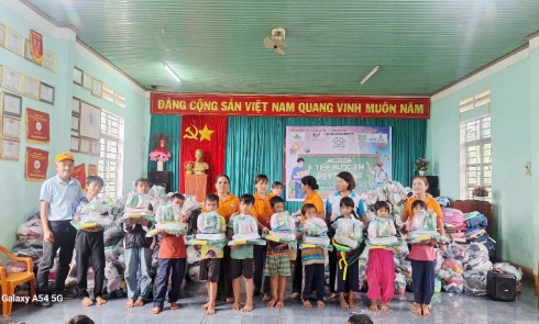 Tiếp bước em đến trường tại xã Ia Grai, Ia Hrung