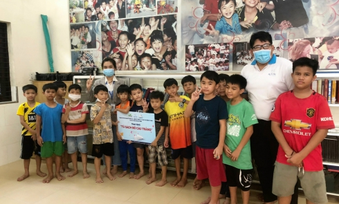 Nhóm từ thiện Fly To Sky Chi nhánh Thành phố Hồ Chí Minh trao tặng Tủ sách Bồ câu trắng cho Mái ấm Sơn Kỳ. 