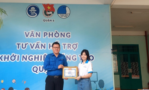 Hội LHTN Việt Nam Quận 6 trao tặng Giấy khen cho tập thể Nhóm Từ thiện Fly To Sky Chi nhánh TP. Hồ Chí Minh vì đã có thành tích xuất sắc trong Chương trình 