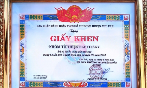 Huyện Đoàn huyện Chư Păh tặng giấy khen cho Nhóm từ thiện Fly To Sky đã có đóng góp tích cực trong Chiến dịch Thanh niên tình nguyện Hè năm 2024