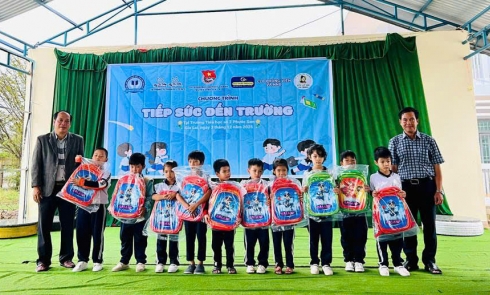 Trao máy tính – Gửi yêu thương về điểm trường chịu ảnh hưởng bão lũ