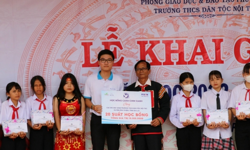 Trao học bổng cho học sinh nghèo hiếu học huyện Phú Thiện tỉnh Gia Lai nhân dịp khai giảng năm học mới