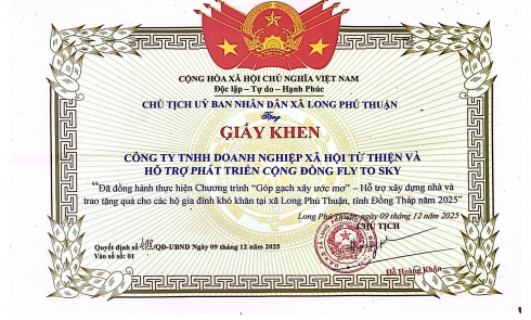 CHỦ TỊCH UỶ BAN NHÂN DÂN XÃ LONG PHÚ THUẬN TẶNG GIẤY KHEN CÔNG TY TNHH DOANH NGHIỆP XÃ HỘI TỪ THIỆN VÀ HỖ TRỢ PHÁT TRIỂN CỘNG ĐỒNG FLY TO SKY
