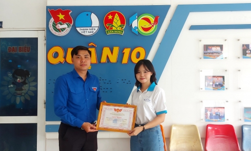 Hội LHTN Việt Nam Quận 10 trao tặng Giấy khen cho tập thể Nhóm Từ thiện Fly To Sky Chi nhánh TP. Hồ Chí Minh vì đã có thành tích xuất sắc trong Chương trình 