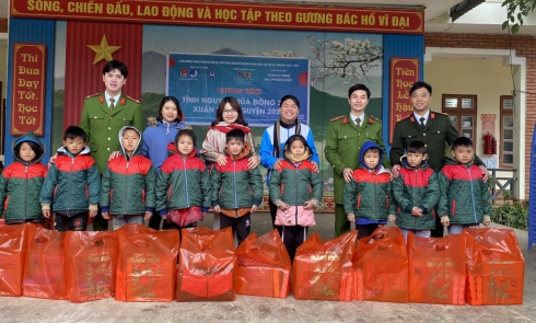 Mang mùa đông ấm đến với trẻ em huyện Mộc Châu tỉnh Sơn La
