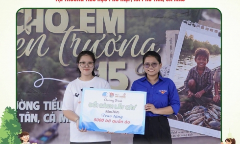 Hơn 5000 bộ quần áo được trao đến người dân và các em thiếu nhi khó khăn xã Phú Tân