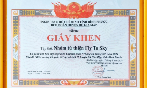 Huyện Đoàn Bù Gia Mập tặng giấy khen cho Nhóm từ thiện Fly To Sky đã có đóng góp tích cực thực hiện Chương trình 