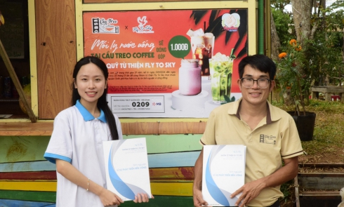 Cầu Treo Coffee ký kết biên bản ghi nhớ cam kết ủng hộ 1.000đ trên mỗi ly nước ủng hộ vào quỹ của Nhóm từ thiện Fly To Sky