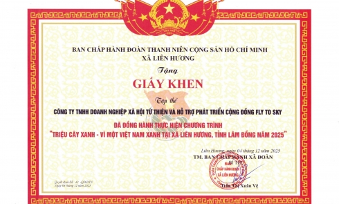 BAN CHẤP HÀNH ĐOÀN THANH NIÊN CỘNG SẢN HỒ CHÍ MINH XÃ LIÊN HƯƠNG TẶNG GIẤY KHEN CÔNG TY TNHH DOANH NGHIỆP XÃ HỘI TỪ THIỆN VÀ HỖ TRỢ PHÁT TRIỂN CỘNG ĐỒNG FLY TO SKY