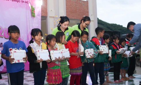 Chi nhánh Thành phố Hồ Chí Minh trao tặng áo ấm cho trẻ em tại tỉnh Đắk Nông