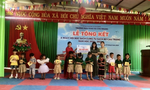 Sôi nổi Ngày hội đọc sách cùng Dự án Tủ sách Bồ câu trắng tại Trường mẫu giáo xã Chư Drăng, buôn Chư Krih, huyện Krông Pa, tỉnh Gia Lai