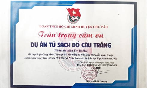 Huyện Đoàn Chư Păh tặng Thư cảm ơn cho Dự án Tủ sách Bồ câu trắng trong chương trình trao tặng Thư viện Bồ câu trắng vào Ngày làm việc tốt năm 2023