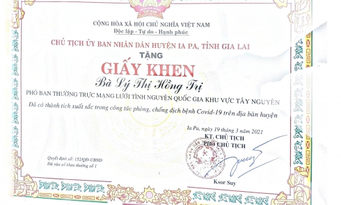 Chủ tịch UBND huyện Ia Pa, tỉnh Gia Lai tặng Giấy khen cho bà Lý Thị Hồng Trị - Phó Ban Thường trực Mạng lưới Tình nguyện Quốc gia khu vực Tây Nguyên