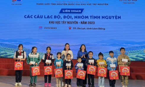 Trao tặng 62 suất bánh đồng hành cùng các em thiếu nhi có hoàn cảnh khó khăn tại tỉnh Lâm Đồng