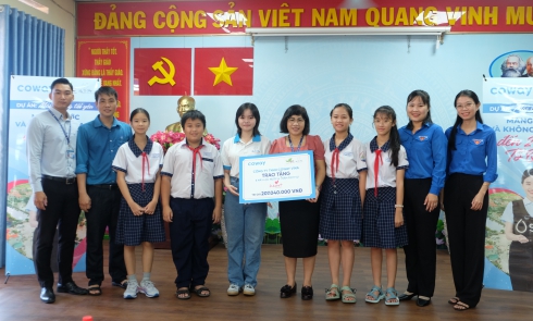 Trao tặng 08 máy lọc nước cho Trường THCS Tân Túc, huyện Bình Chánh, TP. Hồ Chí Minh