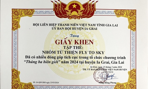 Hội LHTN Việt Nam huyện Ia Grai tặng giấy khen cho Nhóm từ thiện Fly To Sky đã có đóng góp tích cực thực hiện Chương trình 