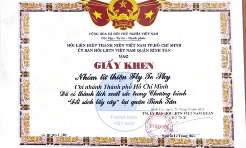 Hội LHTN Việt Nam Quận Bình Tân trao tặng Giấy khen cho tập thể Nhóm Từ thiện Fly To Sky Chi nhánh TP. HCM trong công tác tổ chức Chương trình 