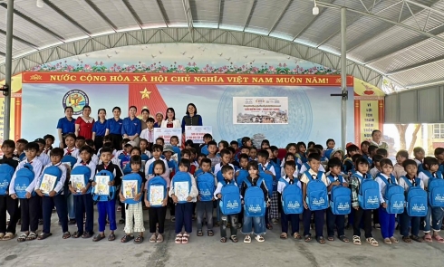 Biên bản xác nhận tài trợ và Biên bản bàn giao tài trợ cho Ủy ban Mặt trận Tổ Quốc Việt Nam xã Phú Túc