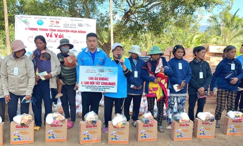 Coolmate đồng hành cùng Fly To Sky trao tặng 500 áo khoác và 500 đôi tất cho người dân bị ảnh hưởng mưa lũ tại xã Sró