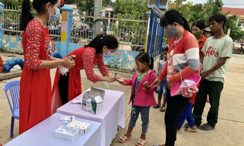 Dự án Quà chia sẻ báo cáo tặng quà cho Trường TH Pơ Lang huyện Mang Yang