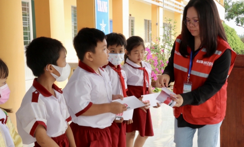 Chương trình RedHugs trao tặng 50 suất học bổng Cánh Chim Xanh cho các em học sinh khó khăn tại xã biên giới tỉnh Long An