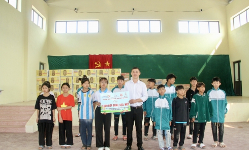 Trao gửi yêu thương cùng các em học sinh khó khăn tại Điện Biên hướng đến kỷ niệm 70 năm Chiến thắng Điện Biên Phủ