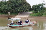 Người lái đò tình nguyện chở học sinh vượt sông Hóa tới trường